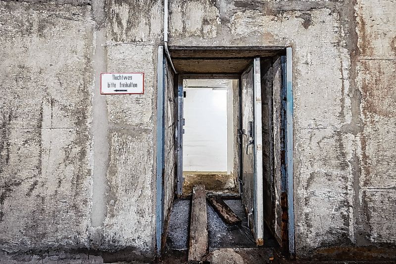 Hinweisschild am Durchgang zwischen dem Bunker und dem Lager der Flutschutzgerätschaften.