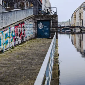 Hinter dieser blauen Stahltür am Alsterfleet befinden sich die Räume des ehemaligen Führungsquartiers der Hamburger Polizei.