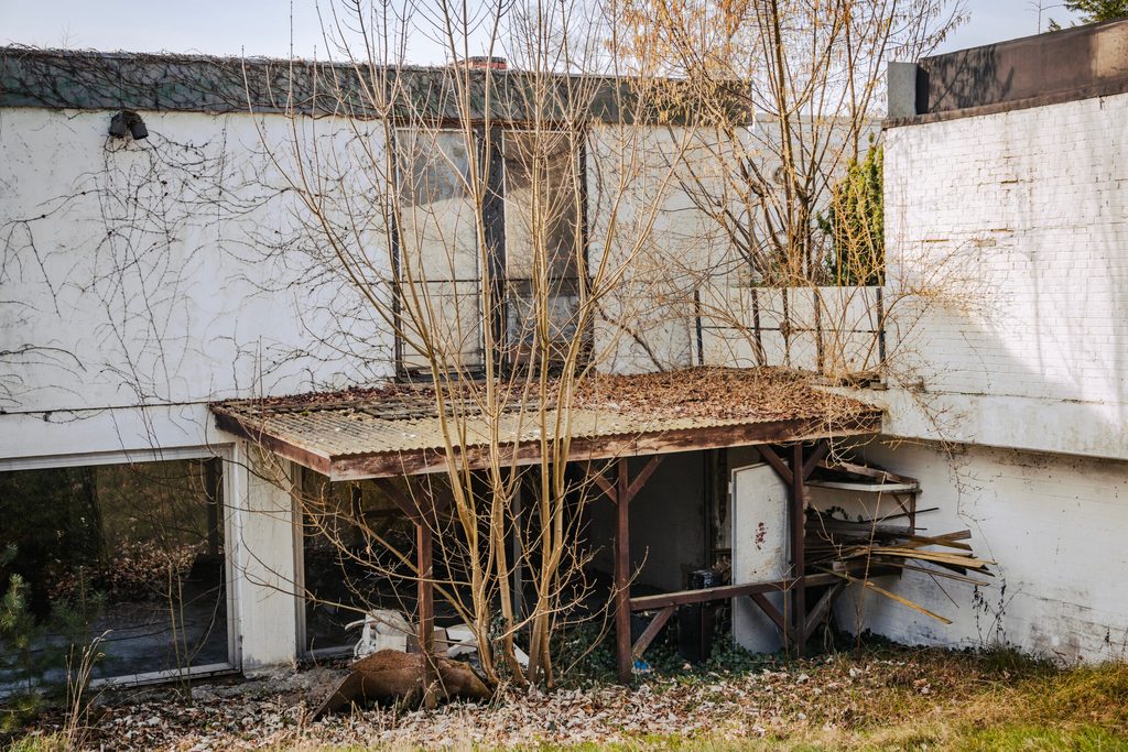 Der Garten des Bungalows ist verwildert.