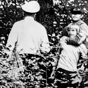 Dramatischer Moment im Garten der Villa an der Caprivistraße: Bernd L. (17) hat Jan L. (13) in seiner Gewalt. Ein Polizist spricht mit dem Täter.