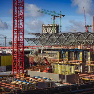 Die Elbtower-Baustelle in der HafenCity. Im Hintergrund: der Bahnhof Elbbrücken