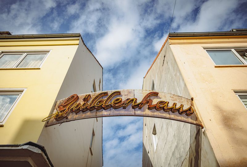 Der Schriftzug mit dem Firmennamen „Güldenhaus“ über der Fabrikeinfahrt hat bis heute überdauert.