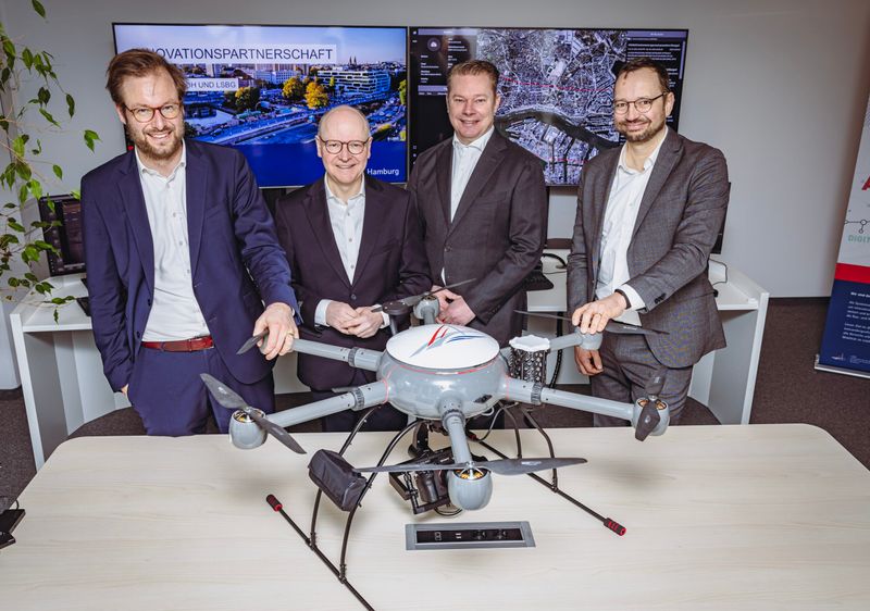 Verkehrssenator Anjes Tjarks, Dr. Stefan Klotz (Geschäftsführer LSBG), Matthias Gronstedt (Geschäftsführer HHLA Sky) und Lars Neumann (Direktor Logistik HHLA) präsentieren die neue Drohne.