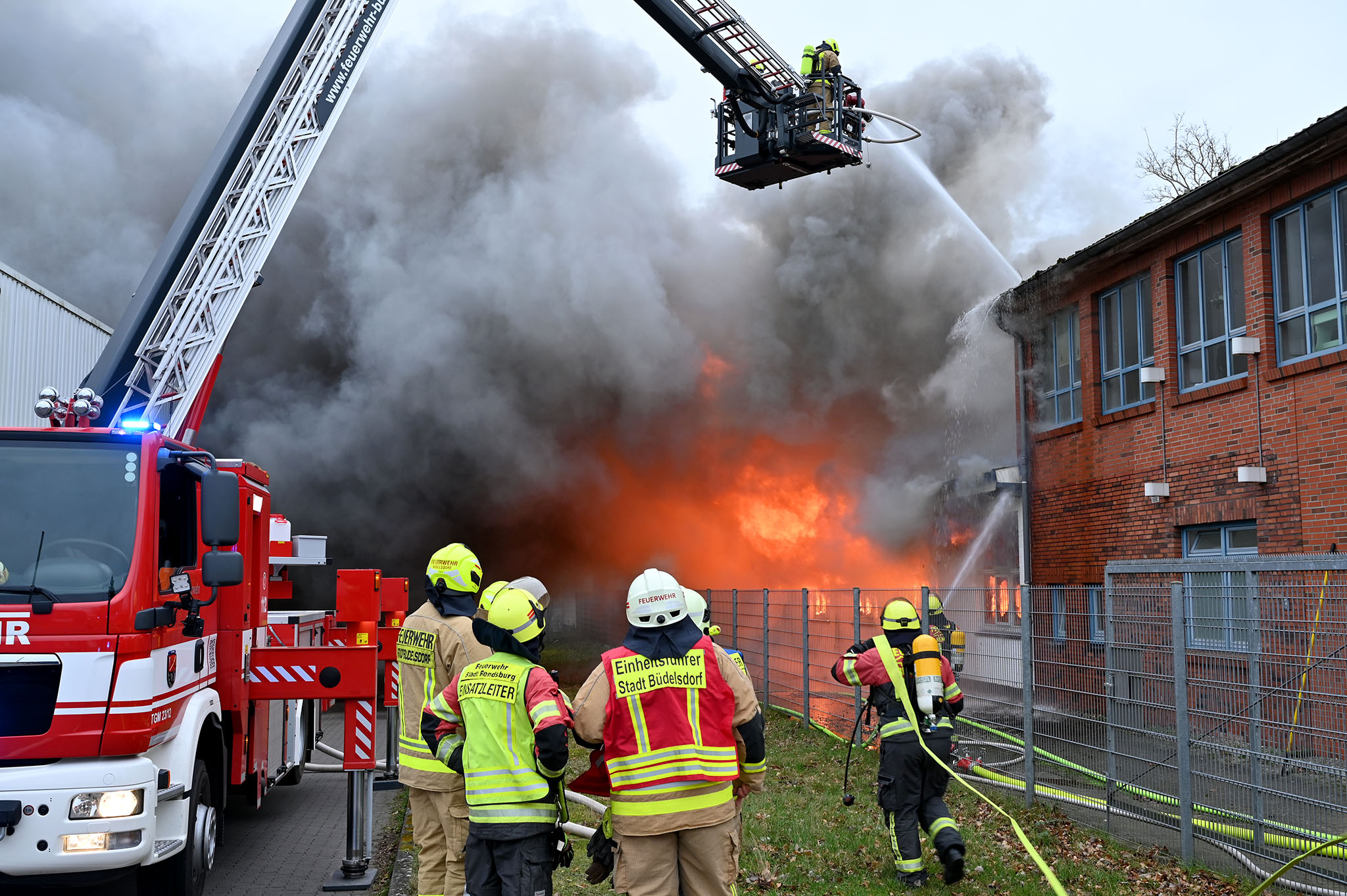 85 Feuerwehrleute mussten am Donnerstag einen Großbrand in Rendsburg löschen.