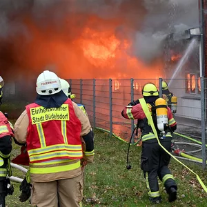 85 Feuerwehrleute mussten am Donnerstag einen Großbrand in Rendsburg löschen.