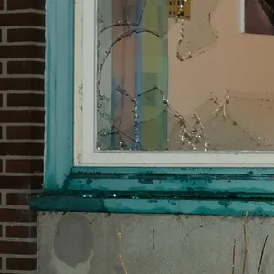 Das eingeworfene Fenster der Stadtteilschule Kirchwerder.