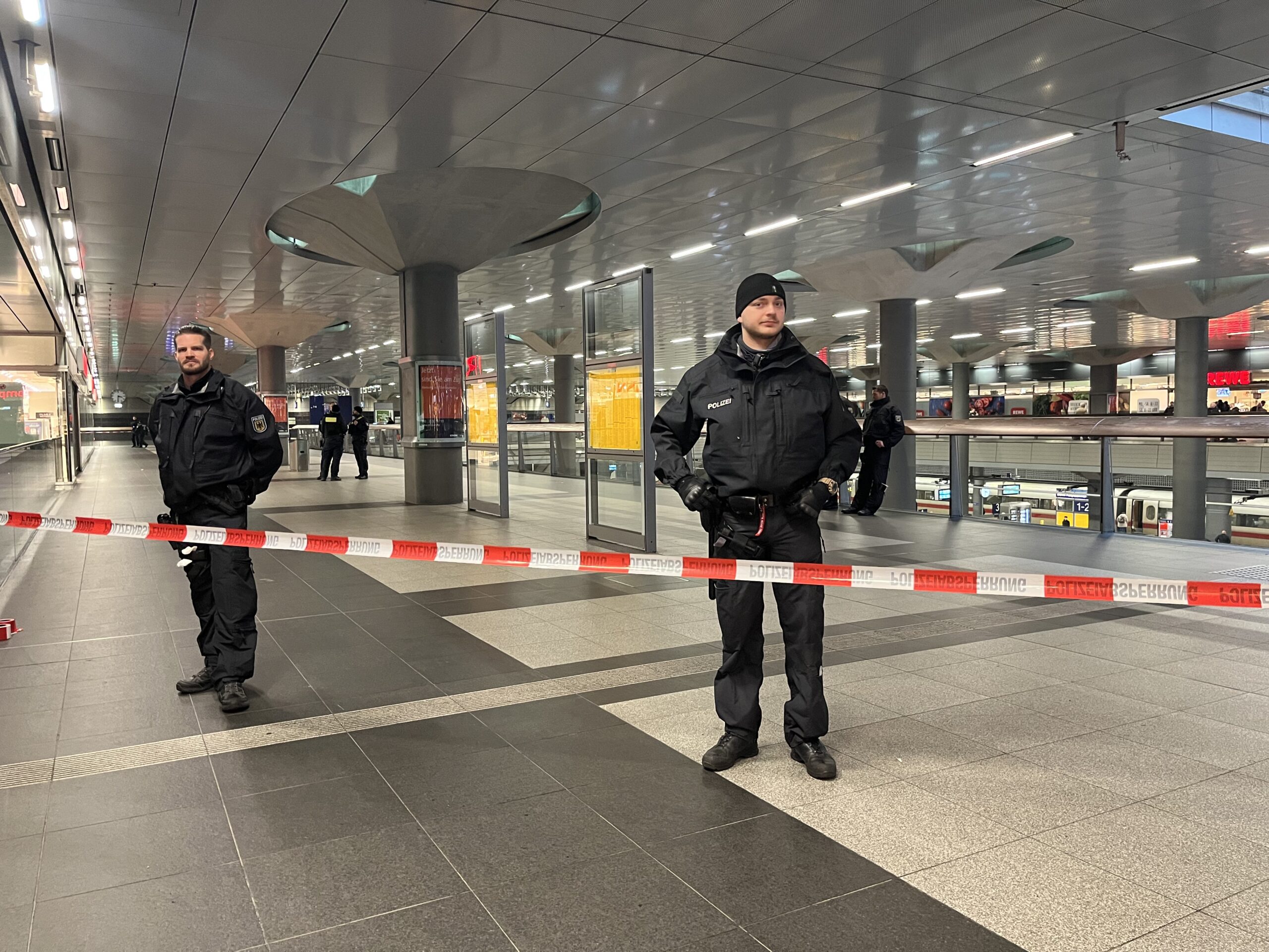 Polizisten sichern einen Teil des Hauptbahnhofes.