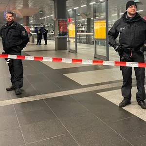 Polizisten sichern einen Teil des Hauptbahnhofes.