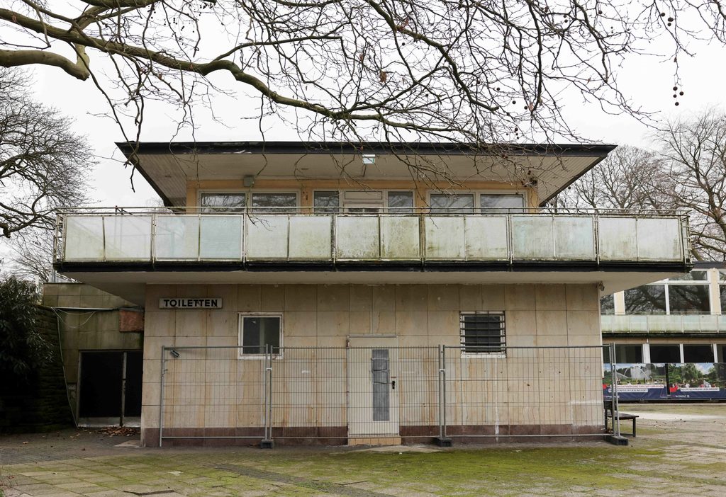 Außenansicht des geschlossenen „Café Seeterrassen“ in Planten un Blomen.