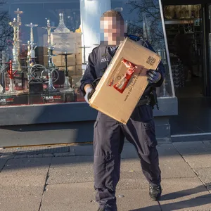 Ein Zollbeamter stellt Kartons mit Raucherzubehör und E-Liquids sicher.