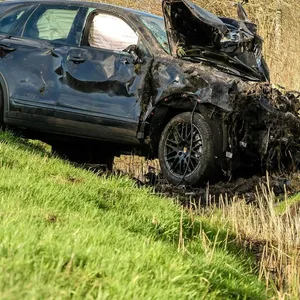 Zwei Menschen bei Porscheunfall auf A7 schwer verletzt