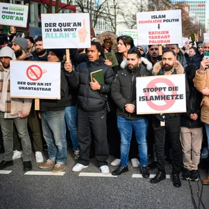 3500 Menschen demonstrieren auf islamistischer Kundgebung.