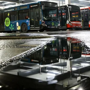 Seit 3 Uhr geht hier nichts mehr: Busse der Hamburger Hochbahn am Mittwochmorgen auf dem Betriebshof Alsterdorf.