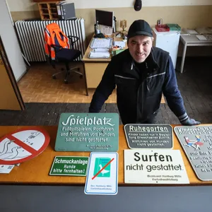 Olaf Kasimir (55) ist der „Herr des Verkehrszeichenlagers“ im Bezirk Hamburg-Mitte.