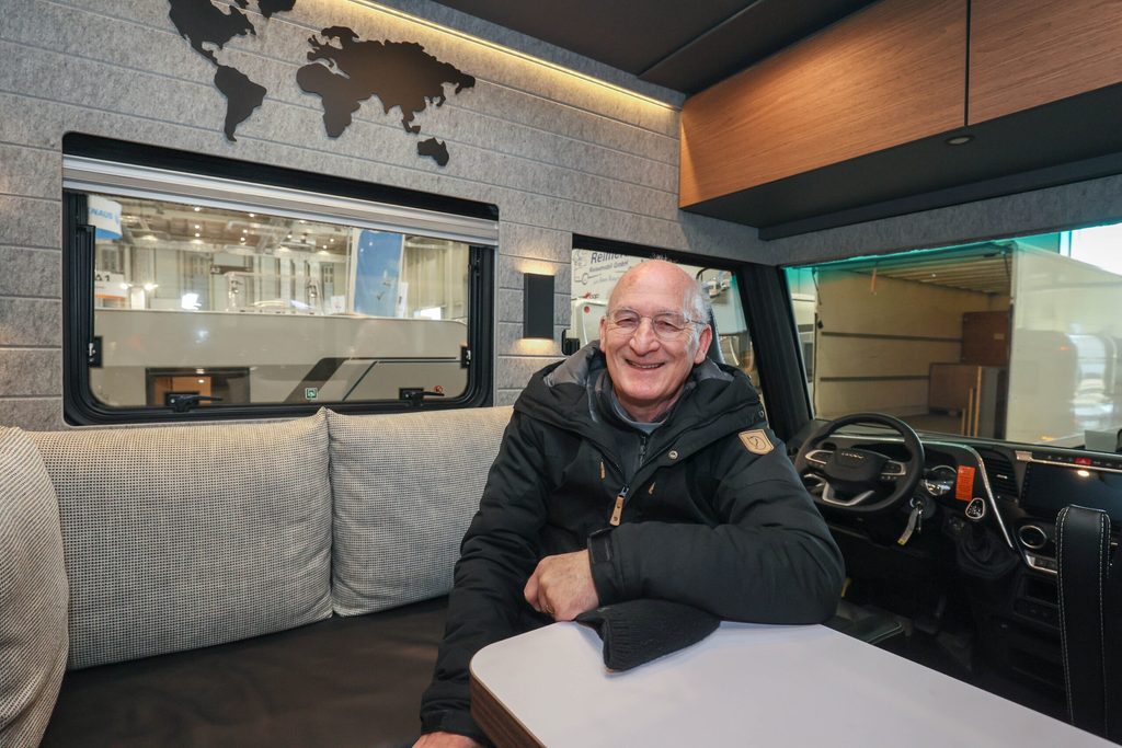 Besitzer von Autovermittler im Wohnmobil