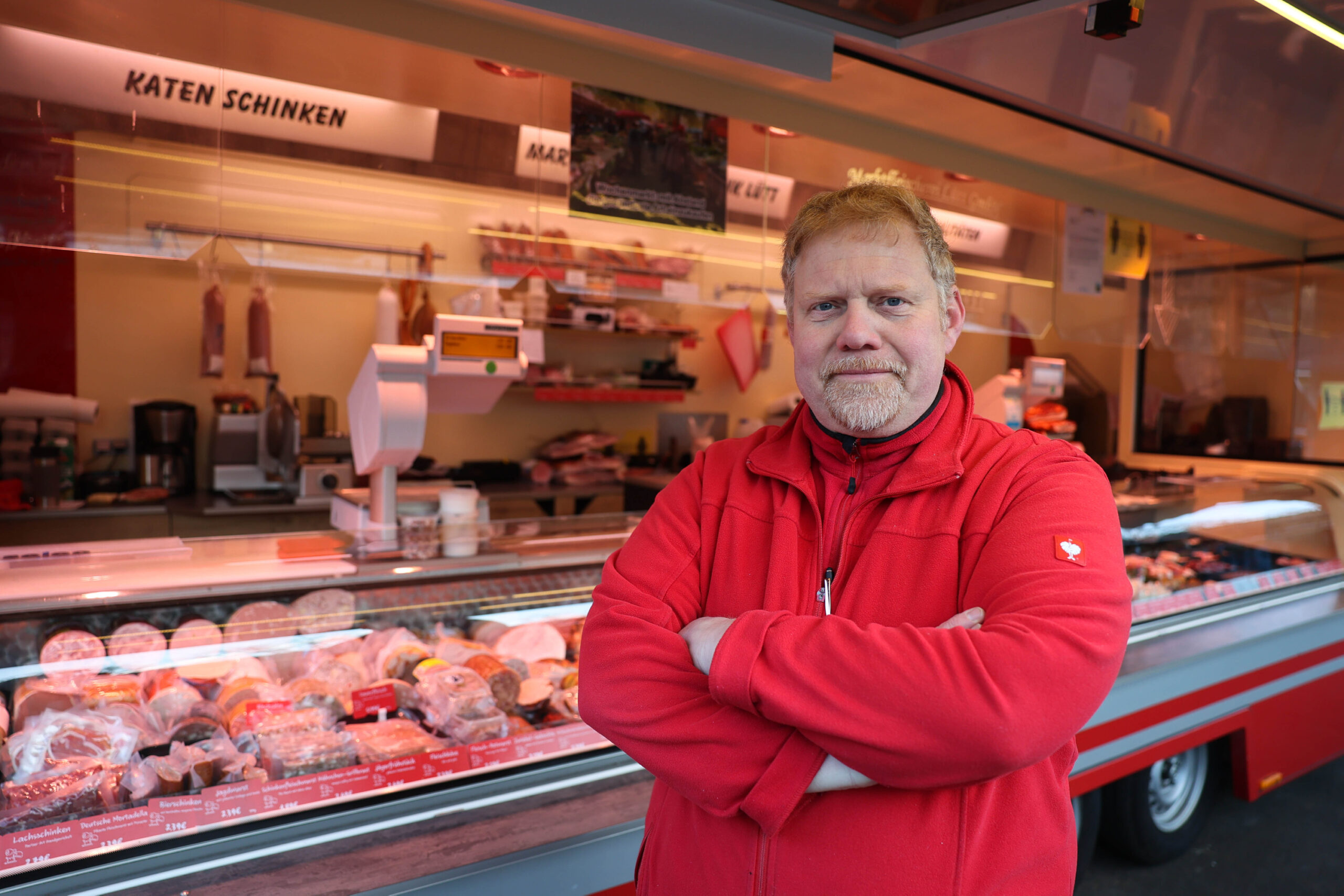 Frank Lütt hat einen Wurst- und einen Käsestand auf dem Wandsbeker Wochenmarkt.