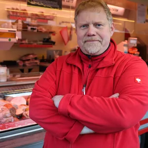 Frank Lütt hat einen Wurst- und einen Käsestand auf dem Wandsbeker Wochenmarkt.
