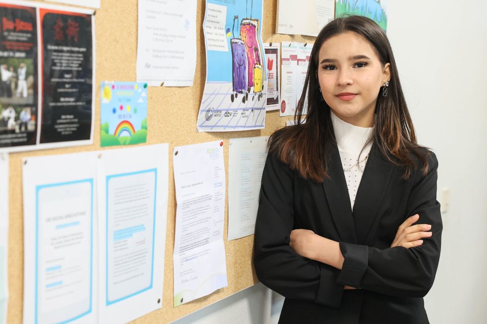 Asma Naghavi (16) strebt eine Ausbildung zur Fliesenlegerin an.