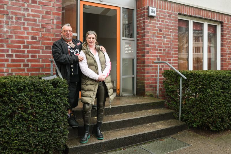 Renè Mosa (60) und seine Frau vor dem Eingang zu ihrem Haus.