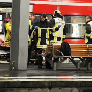 Einsatzkräfte Bahngleis