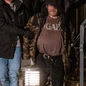 Polizeibeamte führen Wilhelm B. ab.