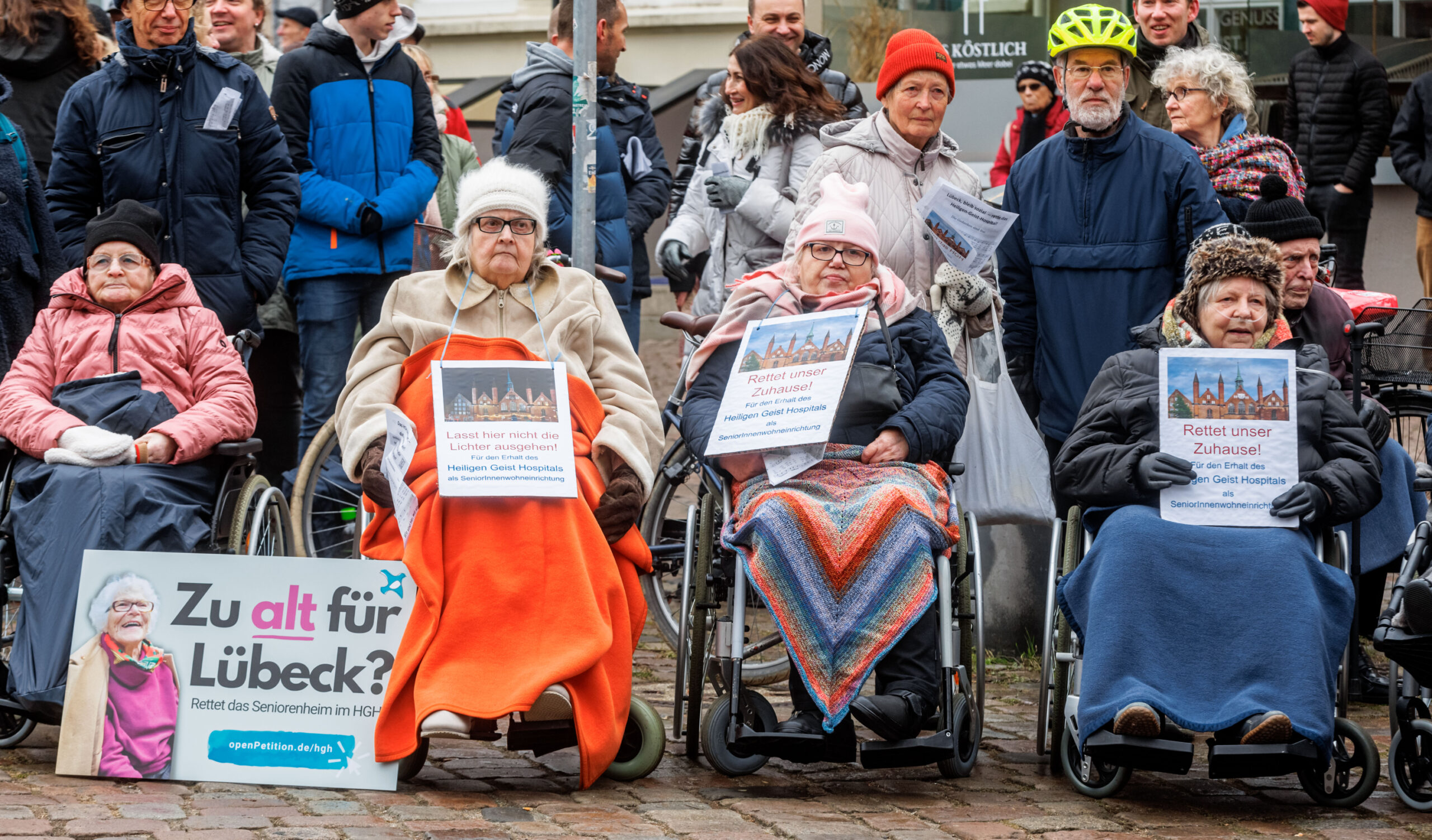 Senioren in Lübeck demonstrieren gegen die Schließung ihres Altenheims