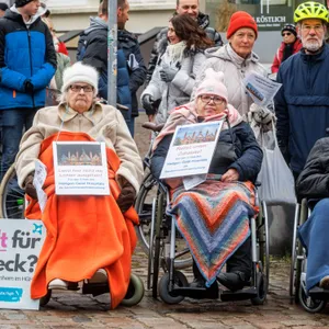 Senioren in Lübeck demonstrieren gegen die Schließung ihres Altenheims
