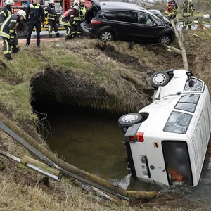 Bei einem Unfall mit zwei Wagen in Bad Essen (Niedersachsen) ist ein Auto in einen Fluss gestürzt.