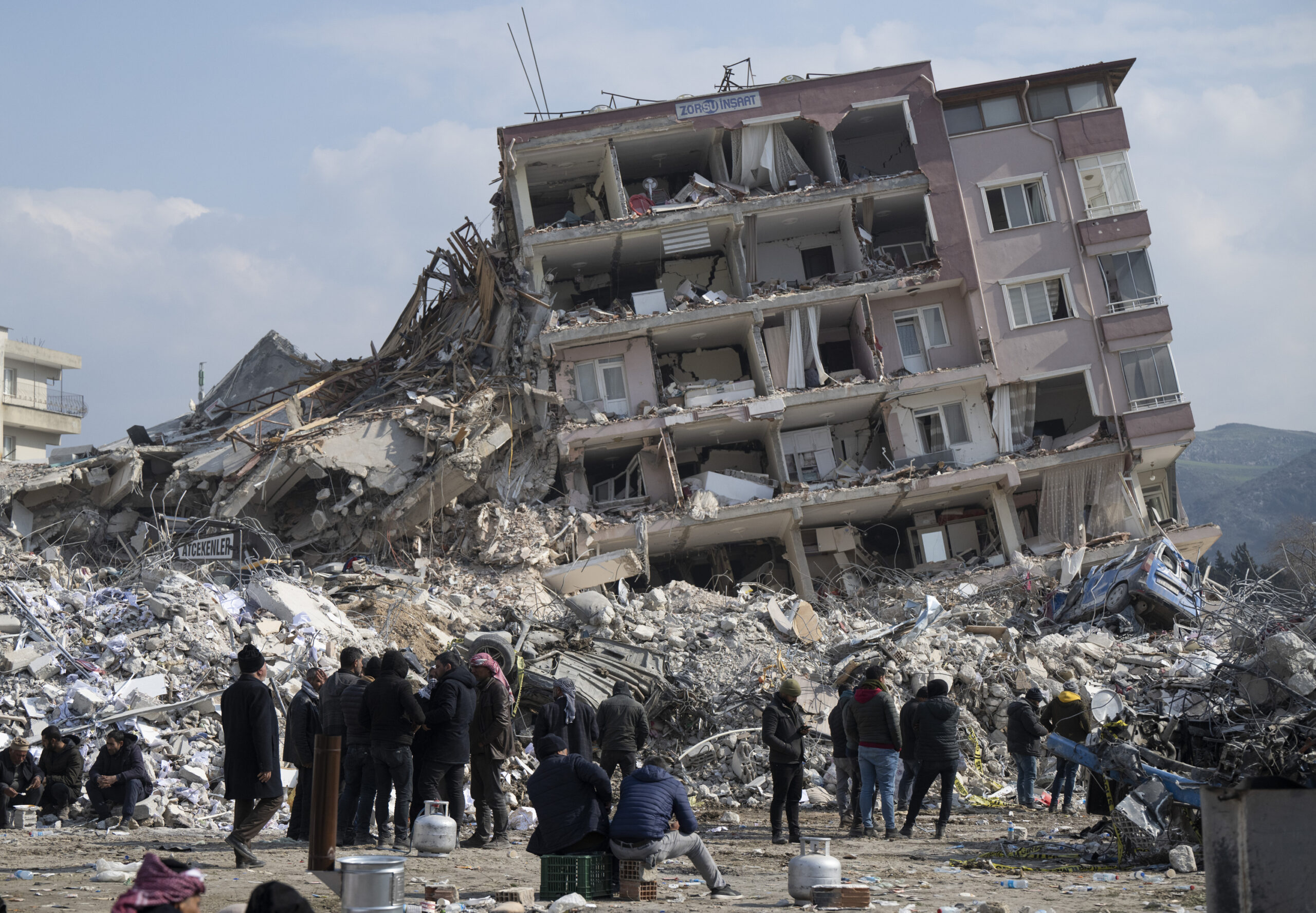 Türkei, Antakya: Menschen zwischen den Trümmern eines Wohngebiets