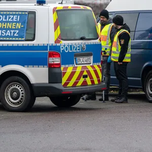 Polizeiwagen auf Parkplatz