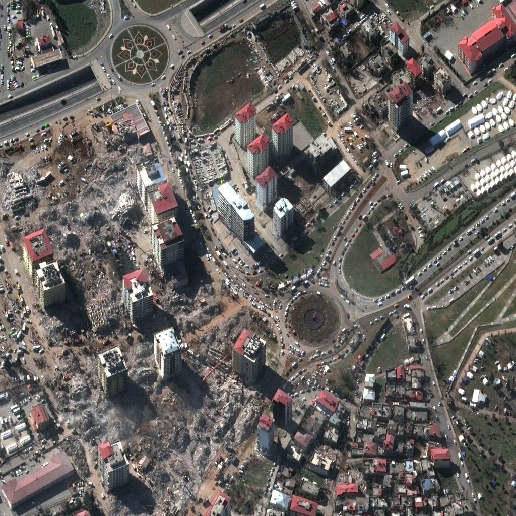 Dieses von Maxar Technologies bereitgestellte Satellitenbild zeigt Gebäudeschäden, Trümmerbeseitigung und Notunterkünfte in Kahramanmaras, Türkei.