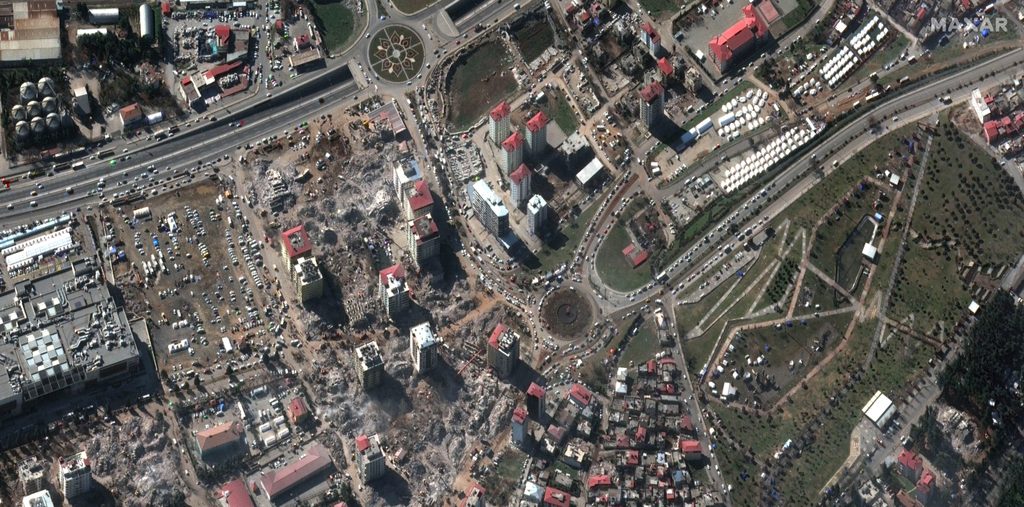 Dieses von Maxar Technologies bereitgestellte Satellitenbild zeigt Gebäudeschäden, Trümmerbeseitigung und Notunterkünfte in Kahramanmaras, Türkei.