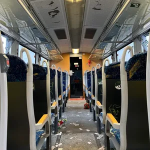 Regionalbahn mit zerstörten Innenraum