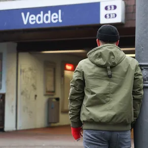 Manuel K. blickt auf den S-Bahnhof Veddel, wo er attackiert wurde.