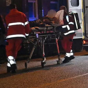 Mit Notarzt- und Polizeibegleitung wurde der verletzte Mann in ein Krankenhaus gefahren.