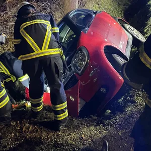 Einsatzkräfte kümmern sich um Auto und Fahrer.