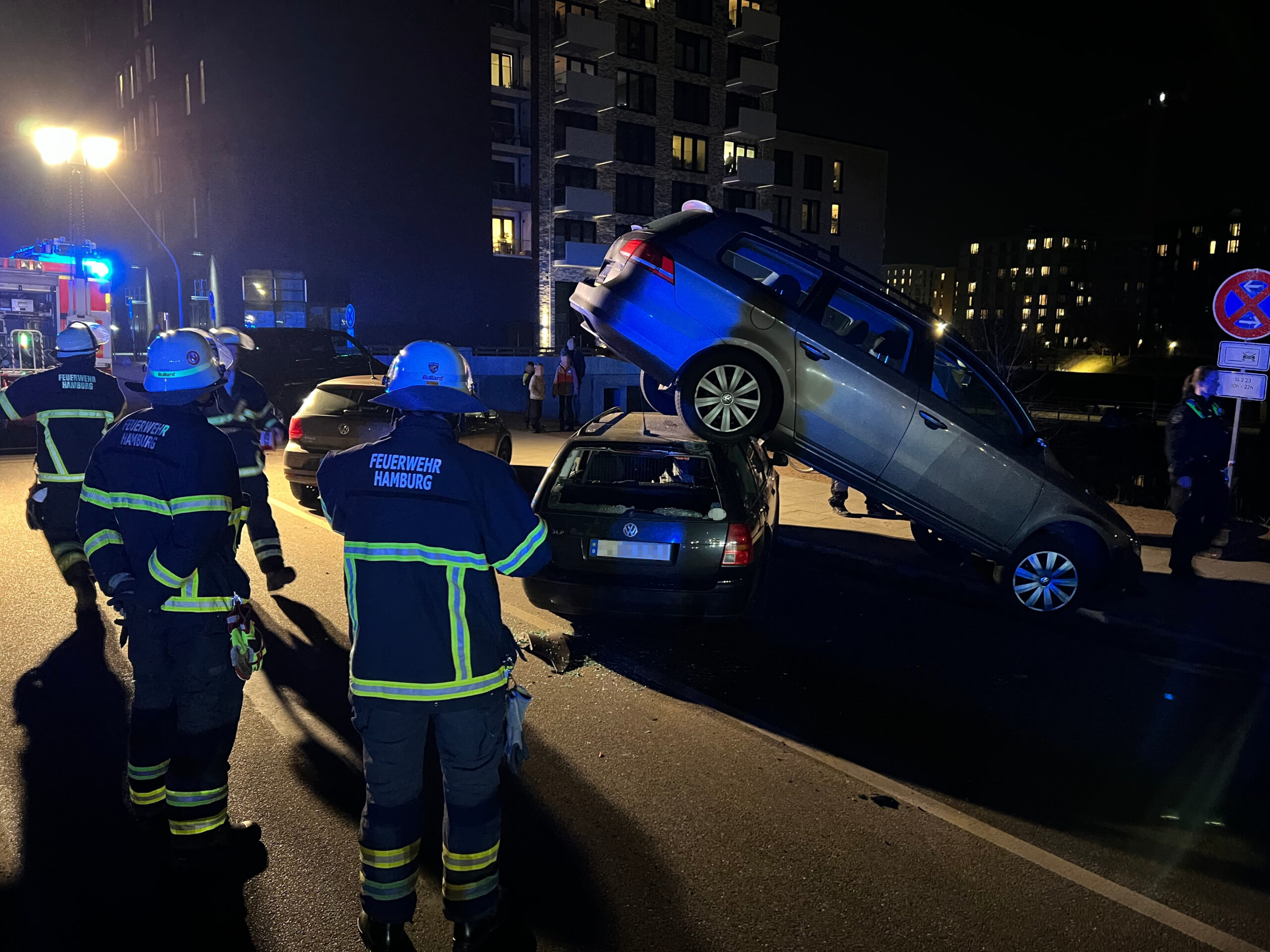 Kurioser Unfall in der Hamburger HafenCity: Ein Lkw hat zwei Autos übereinander geschoben.