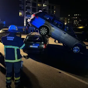 Kurioser Unfall in der Hamburger HafenCity: Ein Lkw hat zwei Autos übereinander geschoben.