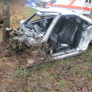 Bei dem Aufprall wurde der Motorblock aus dem Wagen gerissen.