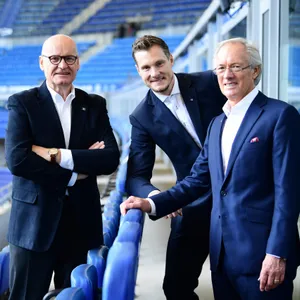 Vizepräsident und Schatzmeister Michael Papenfuß, Präsident Marcell Jansen und Vizepraesident Bernd Wehmeyer (v.l) bilden das HSV-Präsidium.