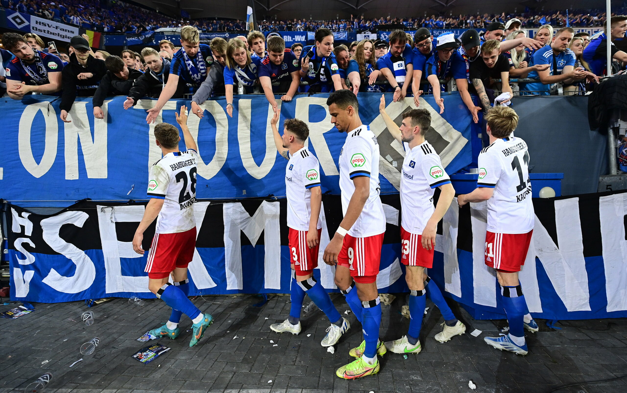 HSV-Fans klatschen mit den Spielern im Volksparkstadion ab