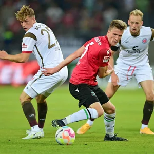 David Otto vom FC St. Pauli im Zweikampf mit Fabian Kunze von Hannover 96