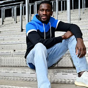 Bakery Jatta sitzt auf der Treppe im Volksparkstadion