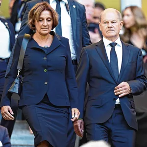 Scholz und Ernst bei einer Trauerfeier.