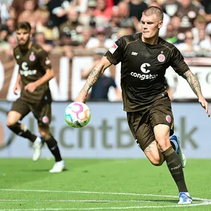 Eric Smith verlängerte seinen Vertrag beim FC St. Pauli vorzeitig.