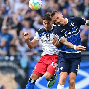 Ludovit Reis im Kopfballduell mit Phillip Tietz