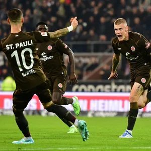 Eric Smith (r.) hat 42 Spiele für St. Pauli bestritten, drei Tore erzielt, vier vorbereitet. Derzeit überzeugt er als Abwehrchef.