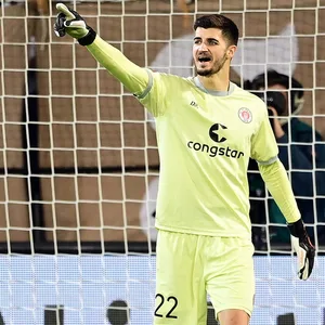 Nikola Vasilj im Tor des FC St. Pauli