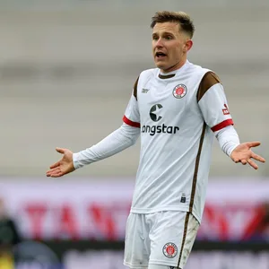 Johannes Eggestein mit fragender Geste während eines St. Pauli-Spiels