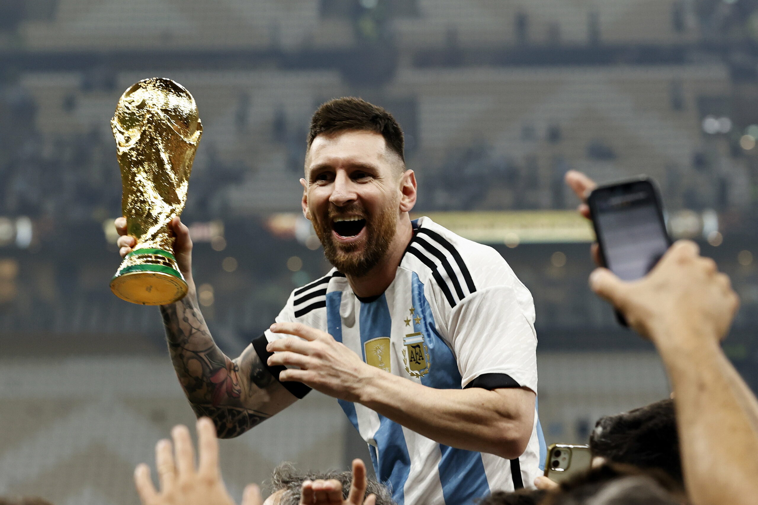 Messi mit WM-Pokal